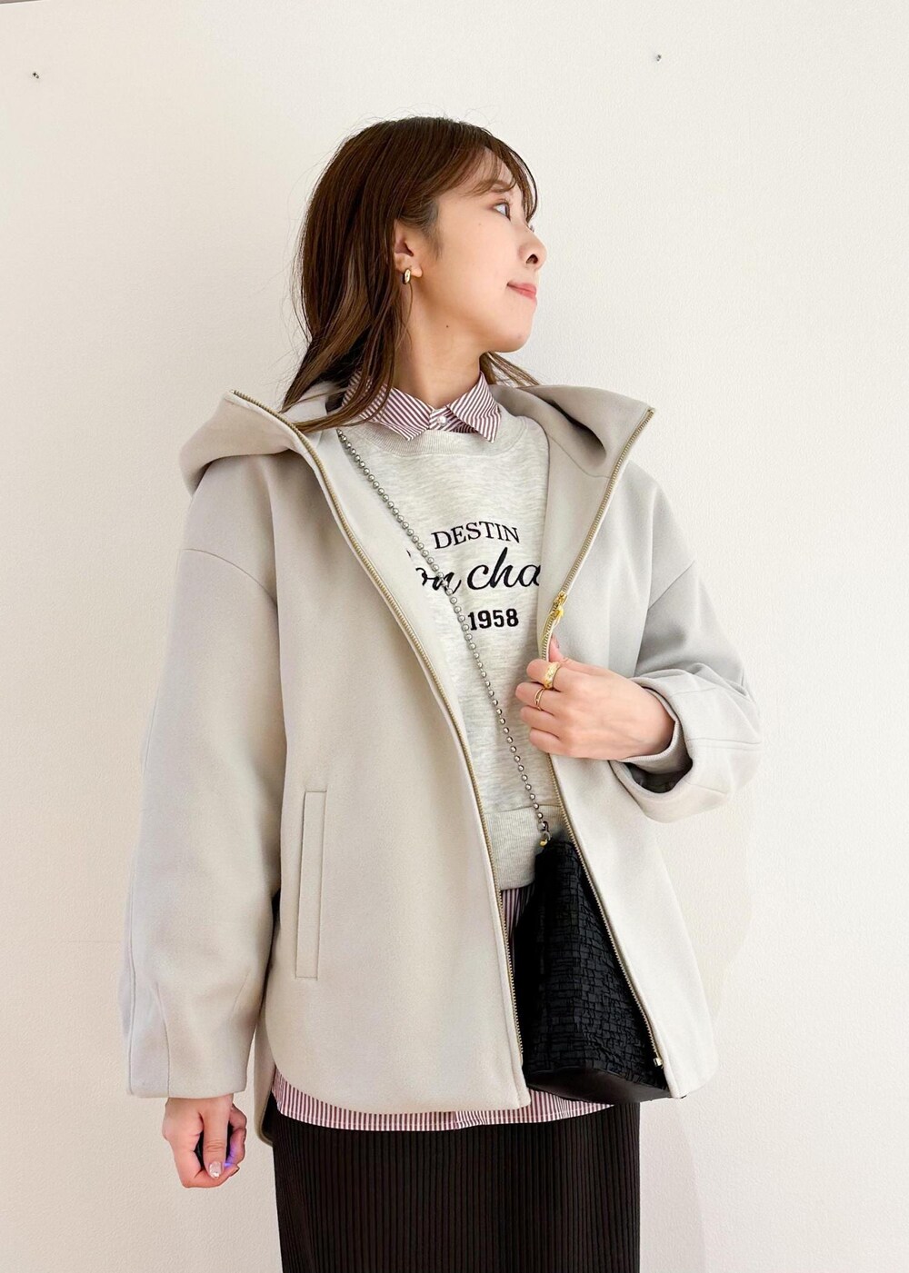 レッド系のシャツ/ブラウス、ベージュ系のその他アウター、グレー系のスカートを着用したレディースの冬コーディネートの4枚目の写真