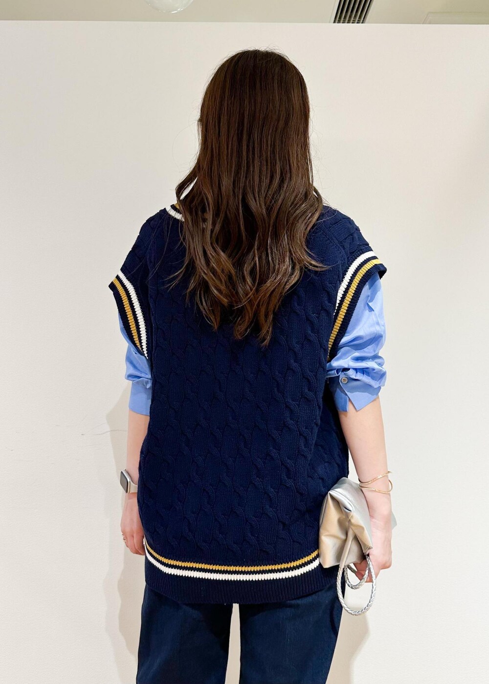 シルバー系のトートバッグ、ブルー系のベスト、ブルー系のシャツ/ブラウスを着用したレディースの夏コーディネートの5枚目の写真