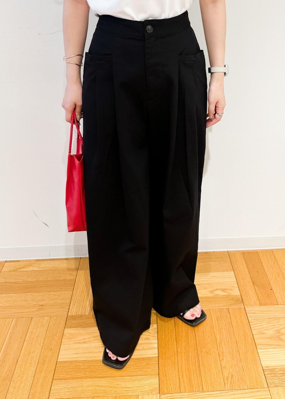 ブラック系のその他パンツ、ホワイト系のTシャツ/カットソー、レッド系のトートバッグを着用したレディースの夏コーディネートの6枚目の写真