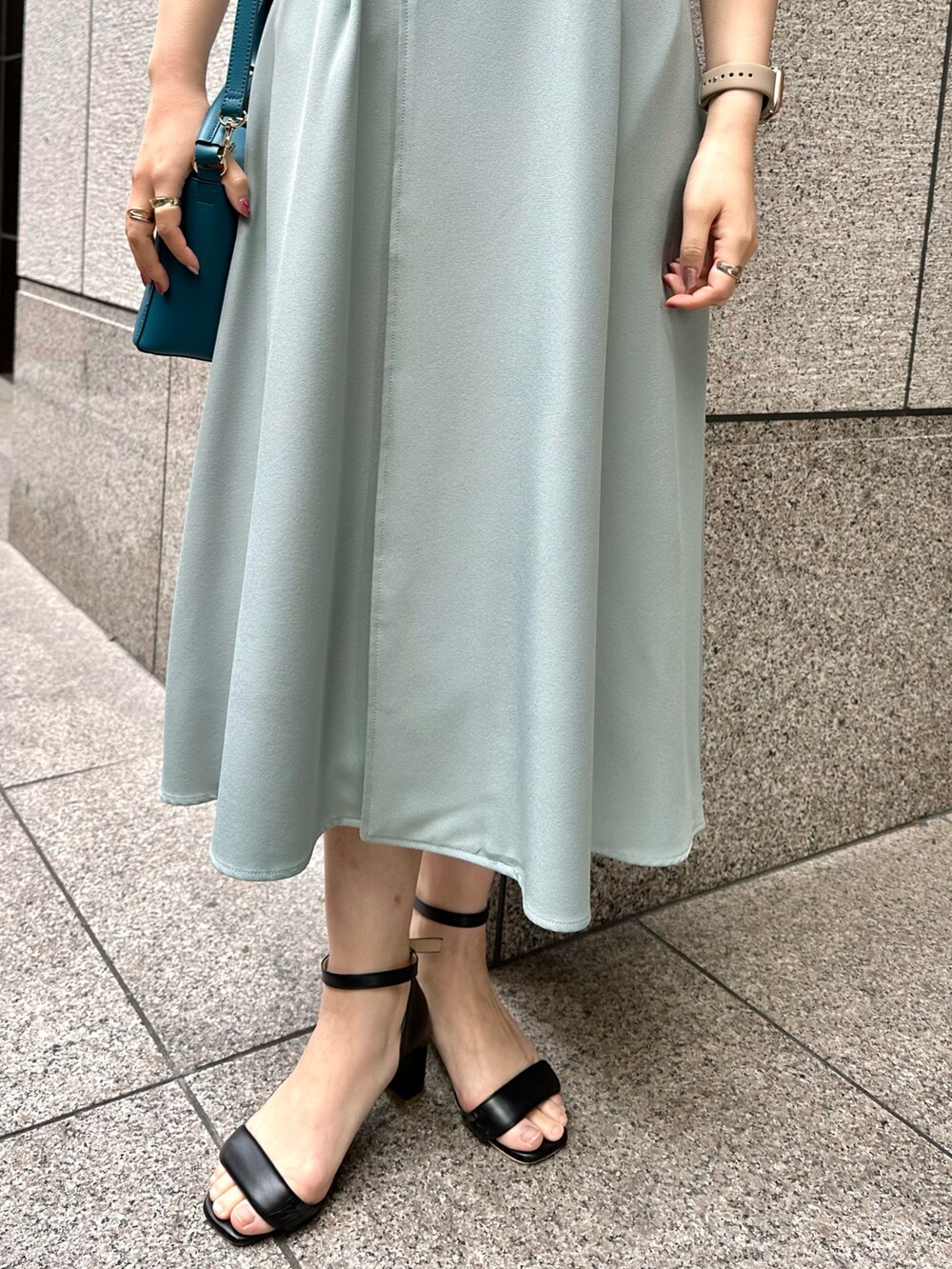 グリーン系のワンピース、ブルー系のショルダーバッグを着用したレディースの春コーディネートの5枚目の写真
