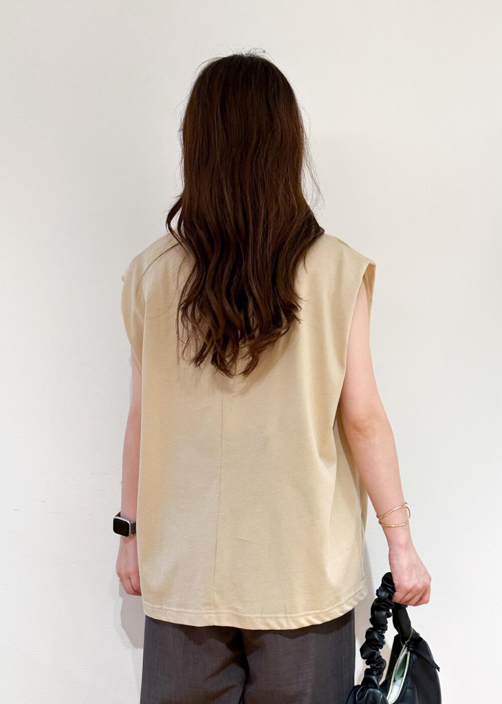 ベージュ系のTシャツ/カットソー、ブラウン系のその他パンツ、ブラック系のハンドバッグを着用したレディースの夏コーディネートの8枚目の写真