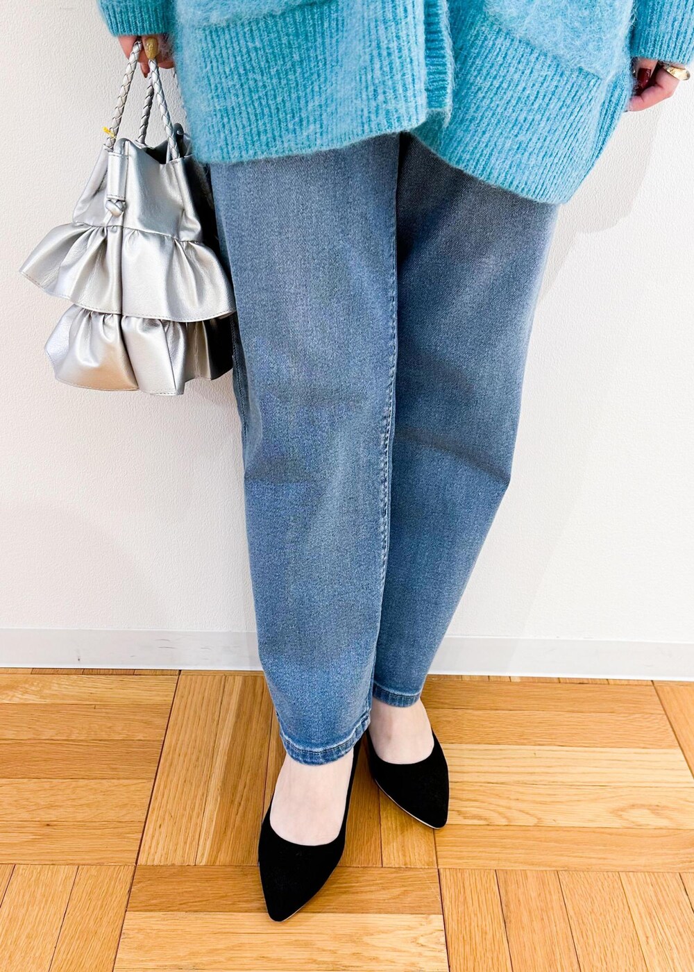 シルバー系のトートバッグ、ホワイト系のシャツ/ブラウス、グリーン系のカーディガン/ボレロを着用したレディースの秋コーディネートの6枚目の写真