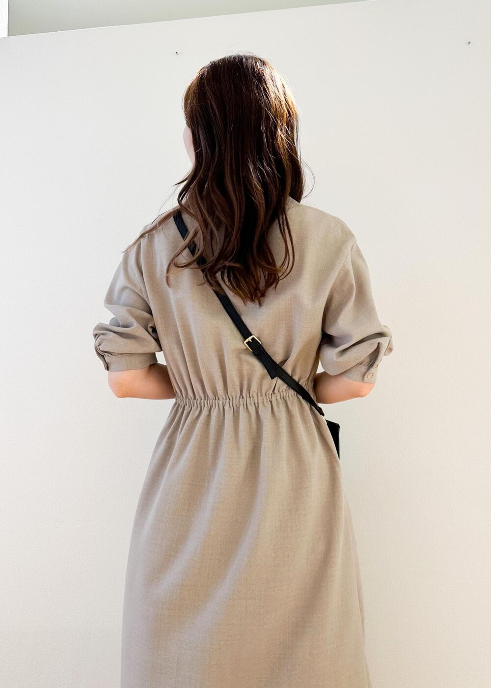 ブラック系のショルダーバッグ、ベージュ系のワンピース、ブラウン系のその他パンツを着用したレディースの夏コーディネートの5枚目の写真