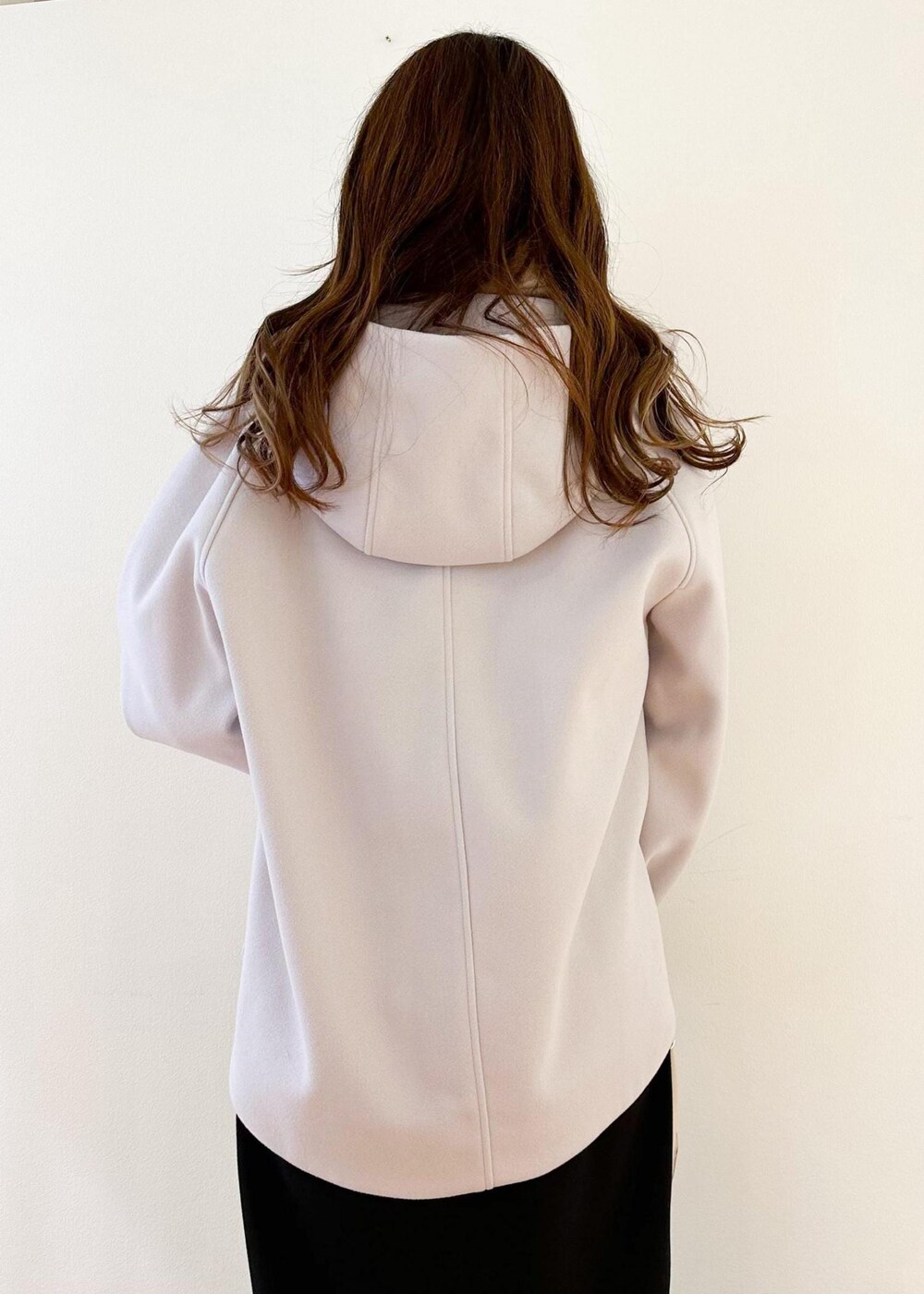 グレー系のその他アウター、ホワイト系のショルダーバッグ、ブラック系のスカートを着用したレディースの冬コーディネートの5枚目の写真