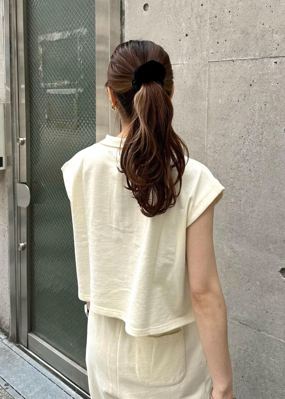 ホワイト系のTシャツ/カットソー、ホワイト系のスウェットパンツ、ホワイト系のハンドバッグを着用したレディースの春コーディネートの6枚目の写真