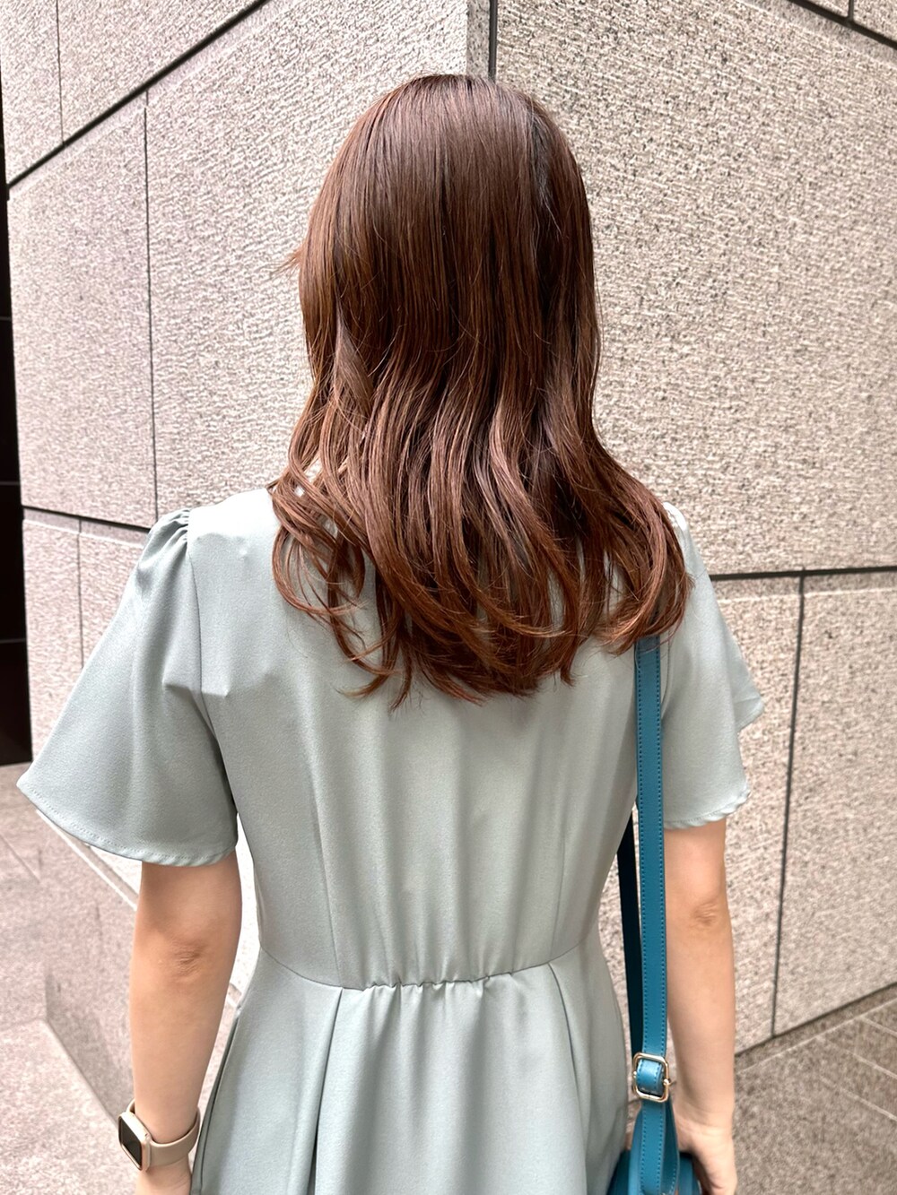 グリーン系のワンピース、ブルー系のショルダーバッグを着用したレディースの春コーディネートの4枚目の写真