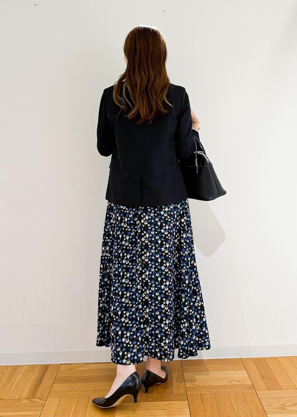 ブラック系のショルダーバッグ、ホワイト系のシャツ/ブラウス、ブルー系のテーラードジャケットを着用したレディースの秋コーディネートの3枚目の写真