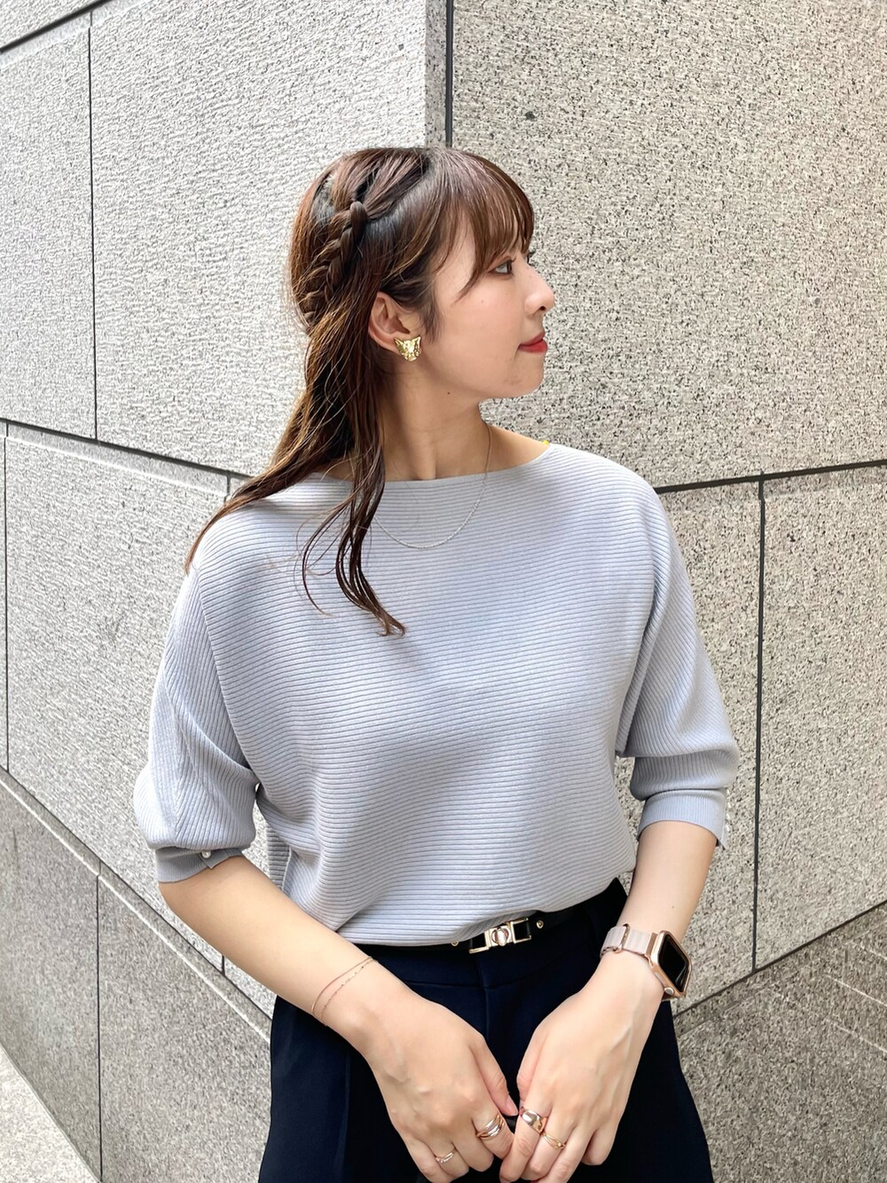 ブルー系のニット/セーター、ブルー系のその他パンツ、ブラック系のショルダーバッグを着用したレディースの秋コーディネートの3枚目の写真