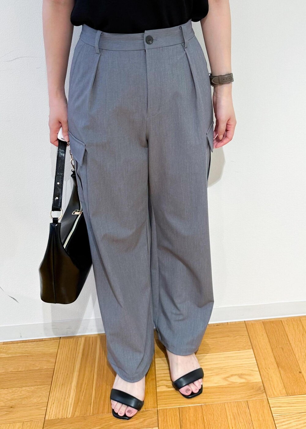 ブラック系のショルダーバッグ、グレー系のカーゴパンツ、ブラック系のニット/セーターを着用したレディースの夏コーディネートの7枚目の写真