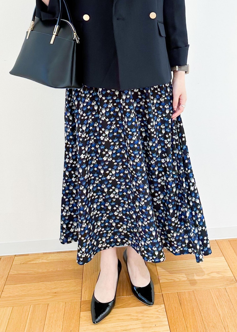 ブラック系のショルダーバッグ、ホワイト系のシャツ/ブラウス、ブルー系のテーラードジャケットを着用したレディースの秋コーディネートの7枚目の写真