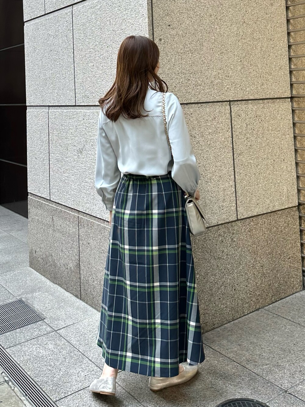 ブルー系のシャツ/ブラウス、ブルー系のスカート、シルバー系のショルダーバッグを着用したレディースの春コーディネートの2枚目の写真