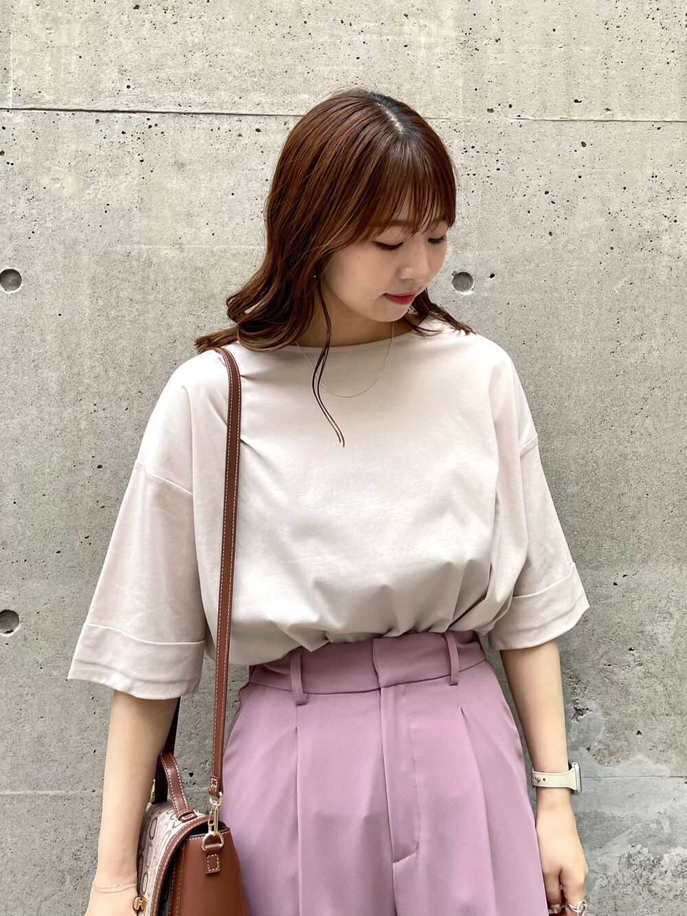 ベージュ系のTシャツ/カットソー、ピンク系のその他パンツ、ブラウン系のショルダーバッグを着用したレディースの夏コーディネートの3枚目の写真
