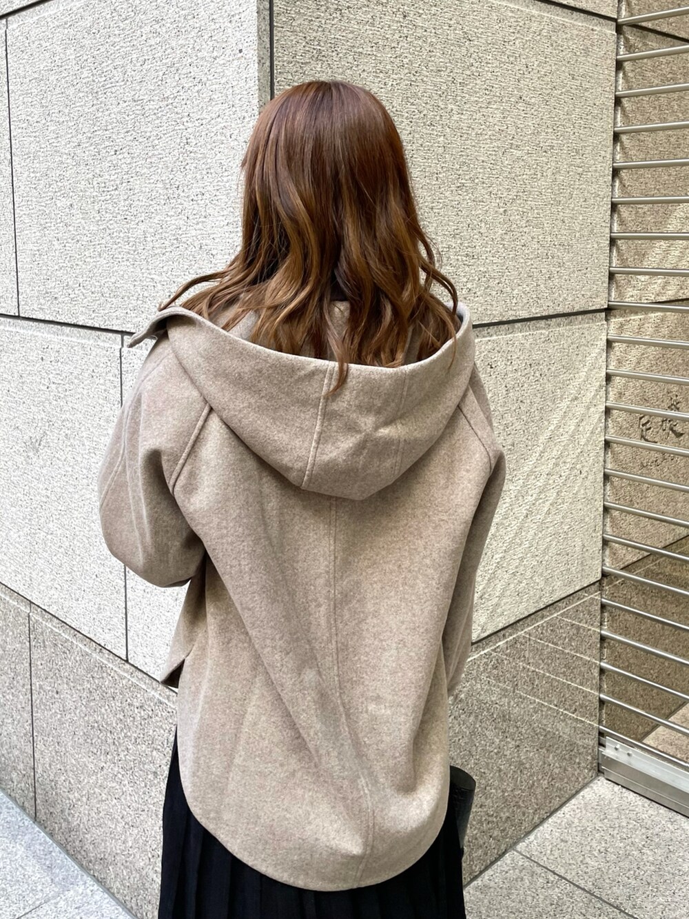 ブラウン系のその他アウター、ブラック系のショルダーバッグ、ブラック系のブーツを着用したレディースの冬コーディネートの4枚目の写真