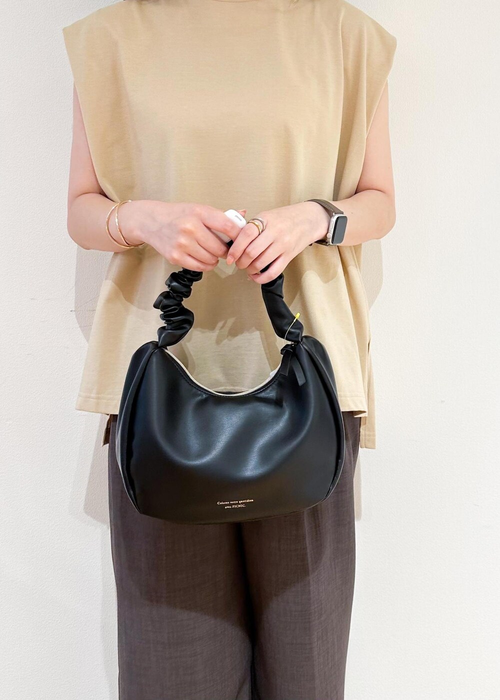 ベージュ系のTシャツ/カットソー、ブラウン系のその他パンツ、ブラック系のハンドバッグを着用したレディースの夏コーディネートの7枚目の写真