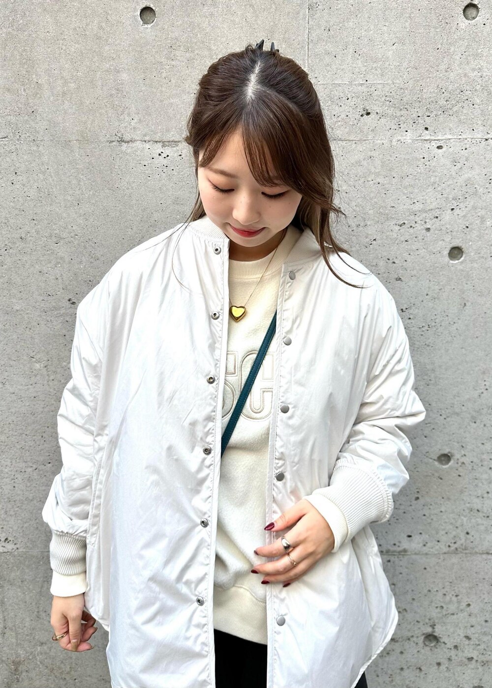 ブルー系のショルダーバッグ、ブラック系のその他パンツ、グレー系のブルゾンを着用したレディースの秋コーディネートの4枚目の写真