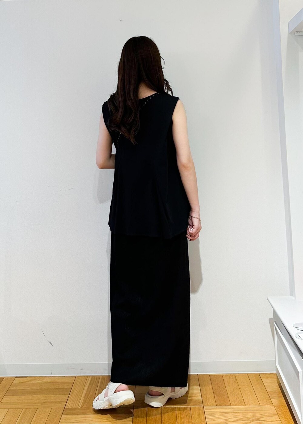 ホワイト系のショルダーバッグ、ブラック系のスカート、ホワイト系のサンダルを着用したレディースの春コーディネートの4枚目の写真