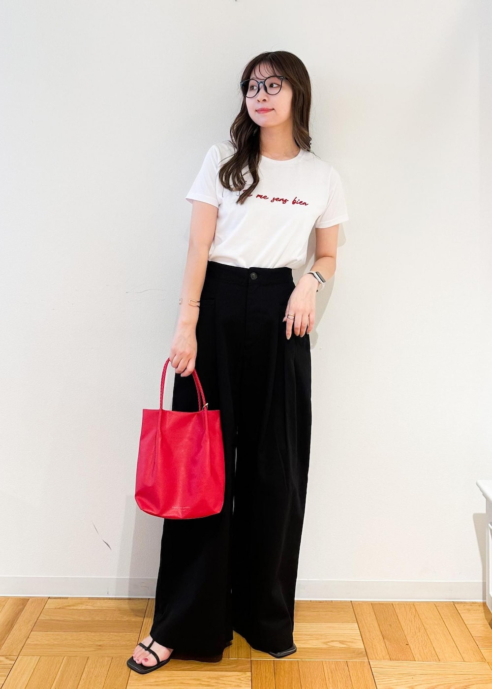 ブラック系のその他パンツ、ホワイト系のTシャツ/カットソー、レッド系のトートバッグを着用したレディースの夏コーディネートの2枚目の写真