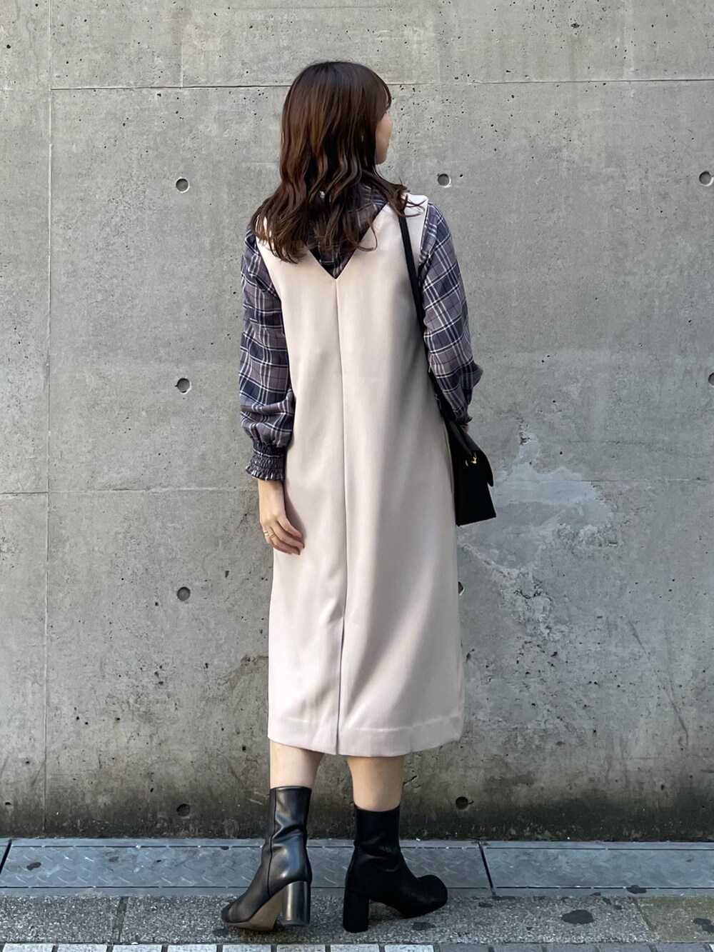 グレー系のその他アウター、ベージュ系のジャンパースカート、ブラック系のショルダーバッグを着用したレディースの秋コーディネートの4枚目の写真