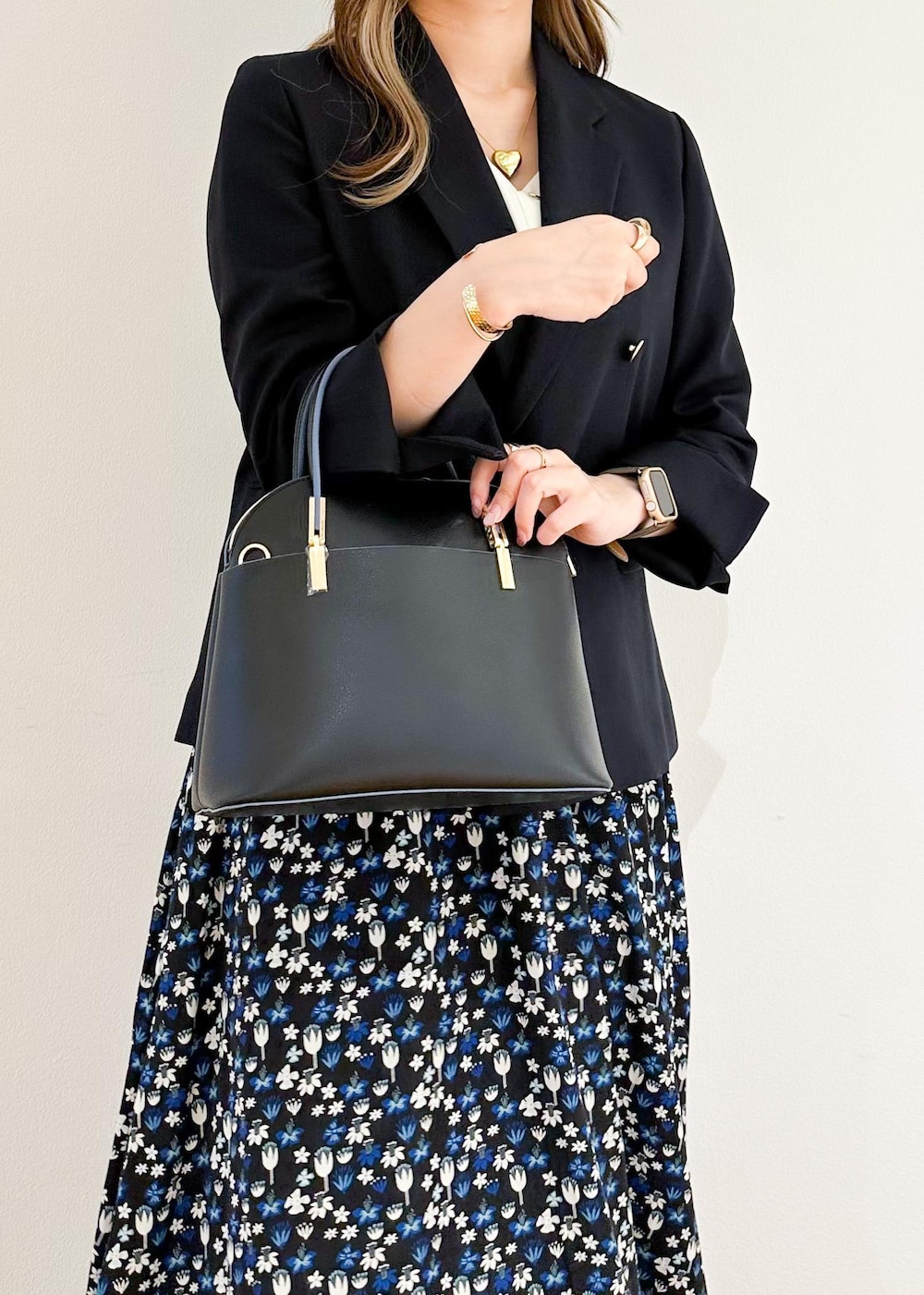 ブラック系のショルダーバッグ、ホワイト系のシャツ/ブラウス、ブルー系のテーラードジャケットを着用したレディースの秋コーディネートの6枚目の写真