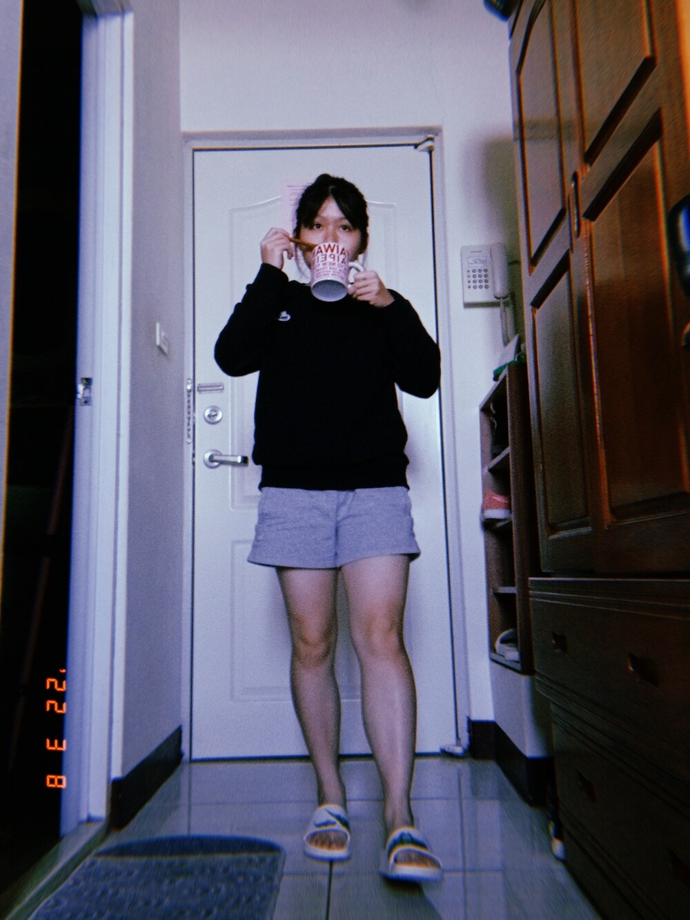 ブラック系のトップスを着用したレディースの夏コーディネートの3枚目の写真