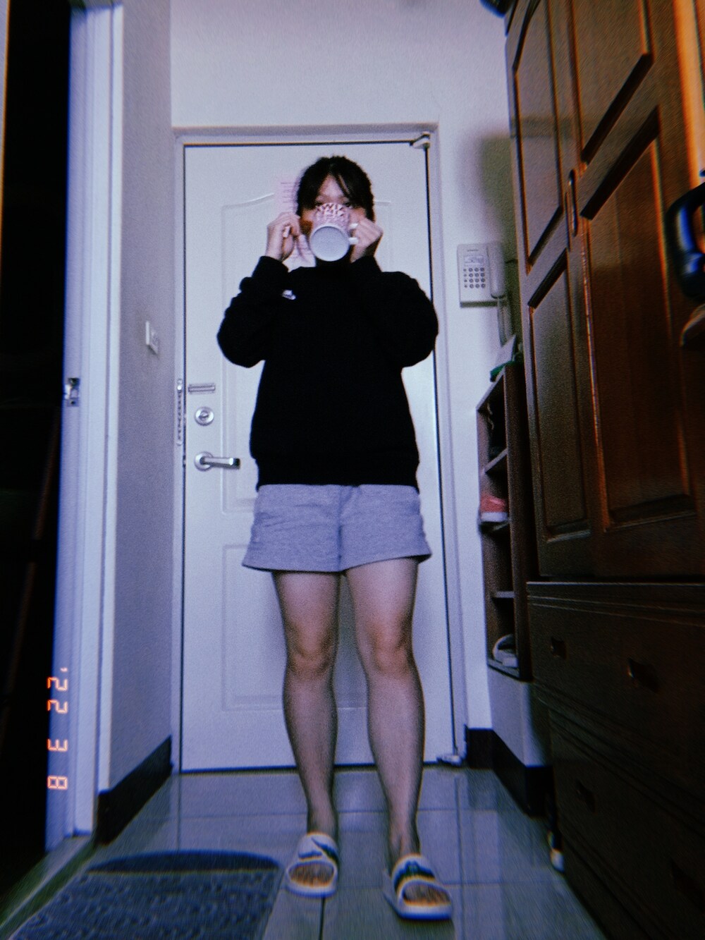 ブラック系のトップスを着用したレディースの夏コーディネートの4枚目の写真