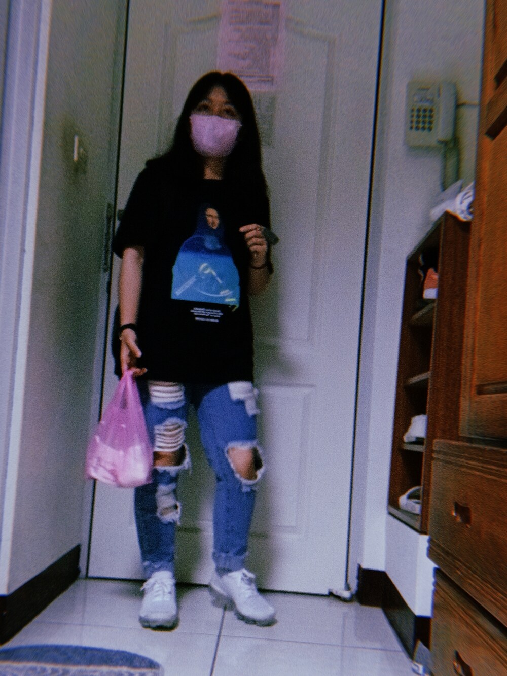 ブラック系のTシャツ/カットソー、ホワイト系のスニーカーを着用したレディースの夏コーディネートの2枚目の写真