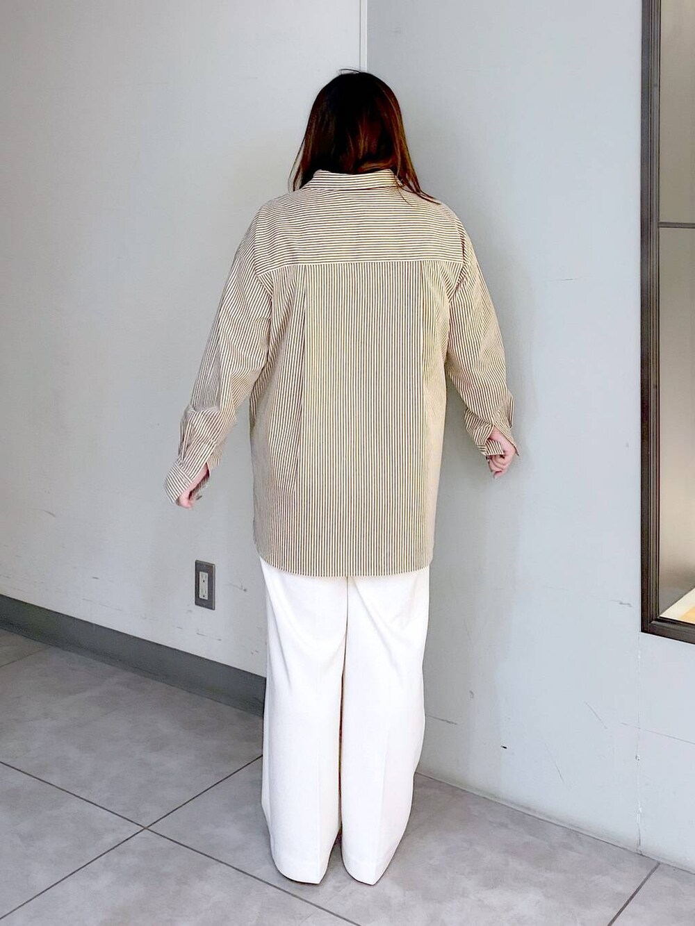 ブラウン系のパンプス、ベージュ系のニット/セーター、ホワイト系のその他パンツを着用したレディースの冬コーディネートの6枚目の写真