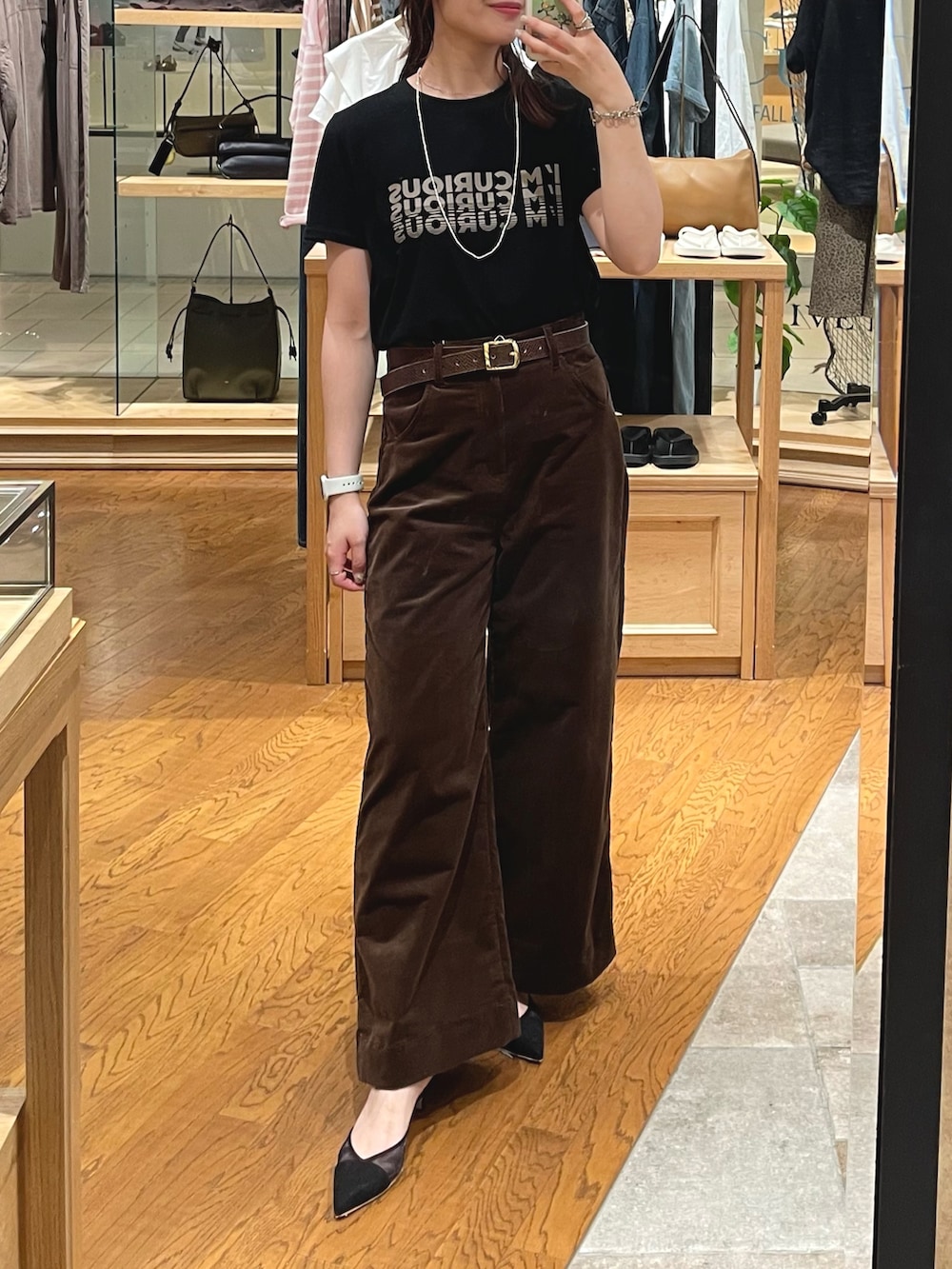 「ロゴT、Tシャツ、Tシャツコーデ、コーデュロイ、コーデュロイパンツ、秋、秋コーデ、秋服、秋カラー、大人カジュアル、大人コーデ、大人女子、オトナ女子、カジュアルスタイル、休日スタイル」｜「RIVE DROITEの【トレンド秋カラー】ストレッチコールフレアパンツ（その他パンツ、ブラウン系）」を使った、hinataさん（骨格ストレート・レディース・160cm）の夏コーディネートの2枚目の写真