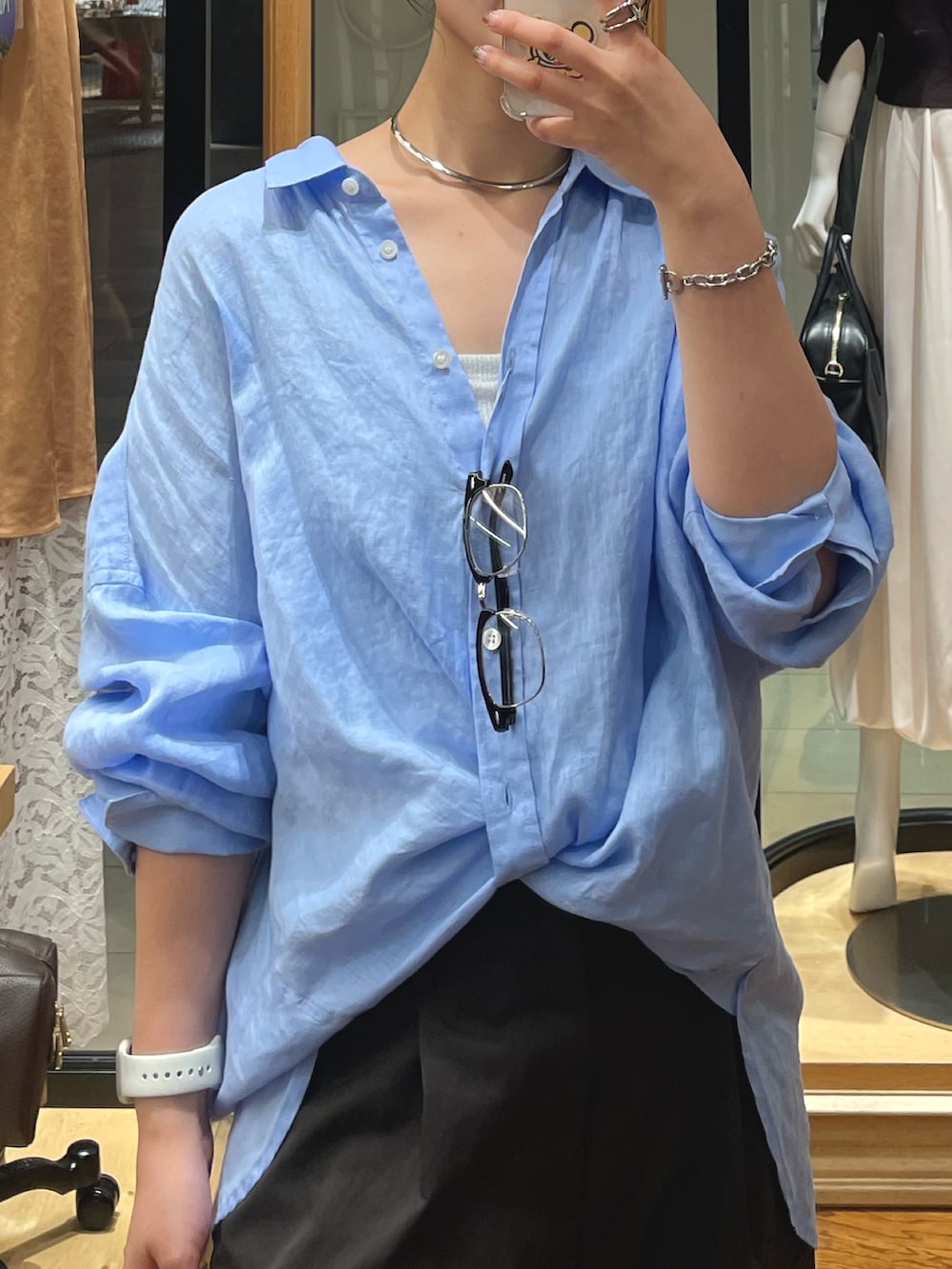 「カーゴパンツ、ブラウン、休日スタイル、シャツスタイル、シンプルコーデ、トートバッグ、お出かけコーデ、オトナ女子、オトナカジュアル、パンツコーデ、リネンシャツ、晩夏、シャツ、シャツコーデ」｜「RIVE DROITEの【モードな印象】ダブルループカーゴパンツ（カーゴパンツ、ブラウン系）」を使った、hinataさん（骨格ストレート・レディース・160cm）の夏コーディネートの3枚目の写真