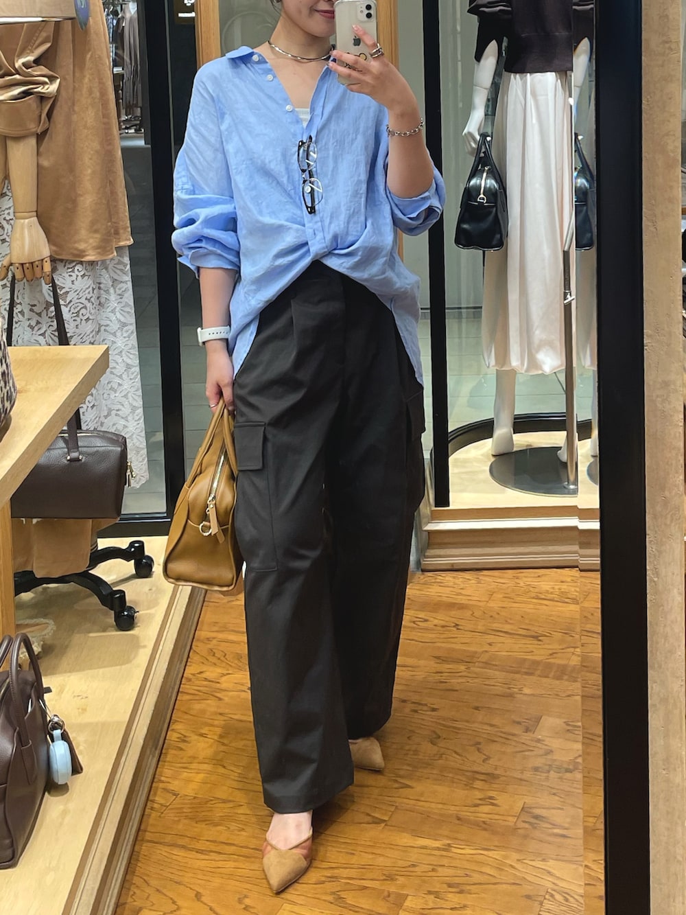 「カーゴパンツ、ブラウン、休日スタイル、シャツスタイル、シンプルコーデ、トートバッグ、お出かけコーデ、オトナ女子、オトナカジュアル、パンツコーデ、リネンシャツ、晩夏、シャツ、シャツコーデ」｜「RIVE DROITEの【モードな印象】ダブルループカーゴパンツ（カーゴパンツ、ブラウン系）」を使った、hinataさん（骨格ストレート・レディース・160cm）の夏コーディネートの2枚目の写真