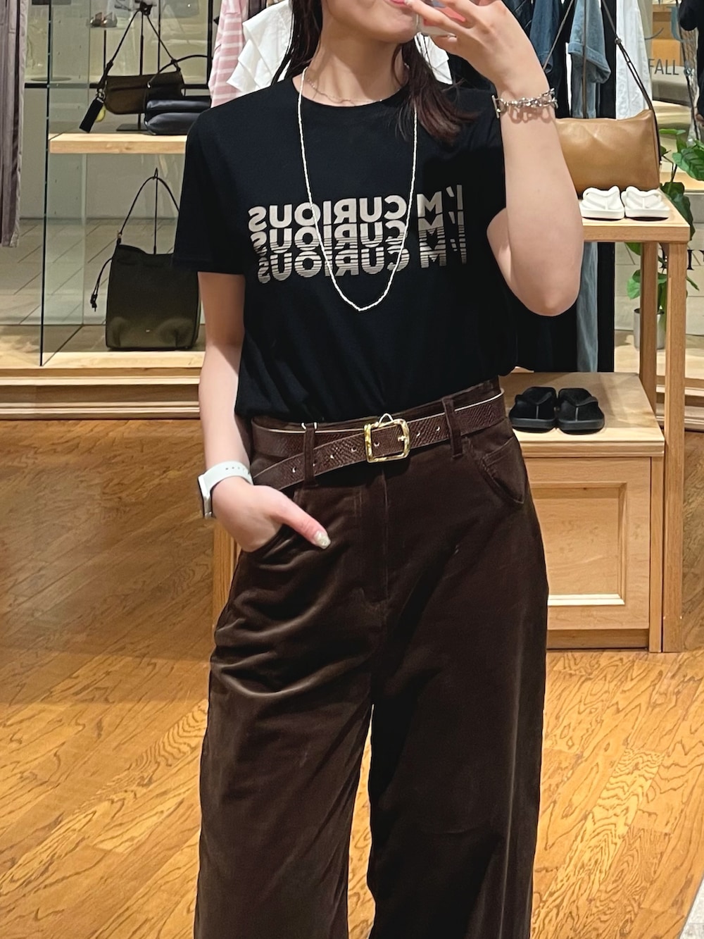 「ロゴT、Tシャツ、Tシャツコーデ、コーデュロイ、コーデュロイパンツ、秋、秋コーデ、秋服、秋カラー、大人カジュアル、大人コーデ、大人女子、オトナ女子、カジュアルスタイル、休日スタイル」｜「RIVE DROITEの【トレンド秋カラー】ストレッチコールフレアパンツ（その他パンツ、ブラウン系）」を使った、hinataさん（骨格ストレート・レディース・160cm）の夏コーディネートの3枚目の写真