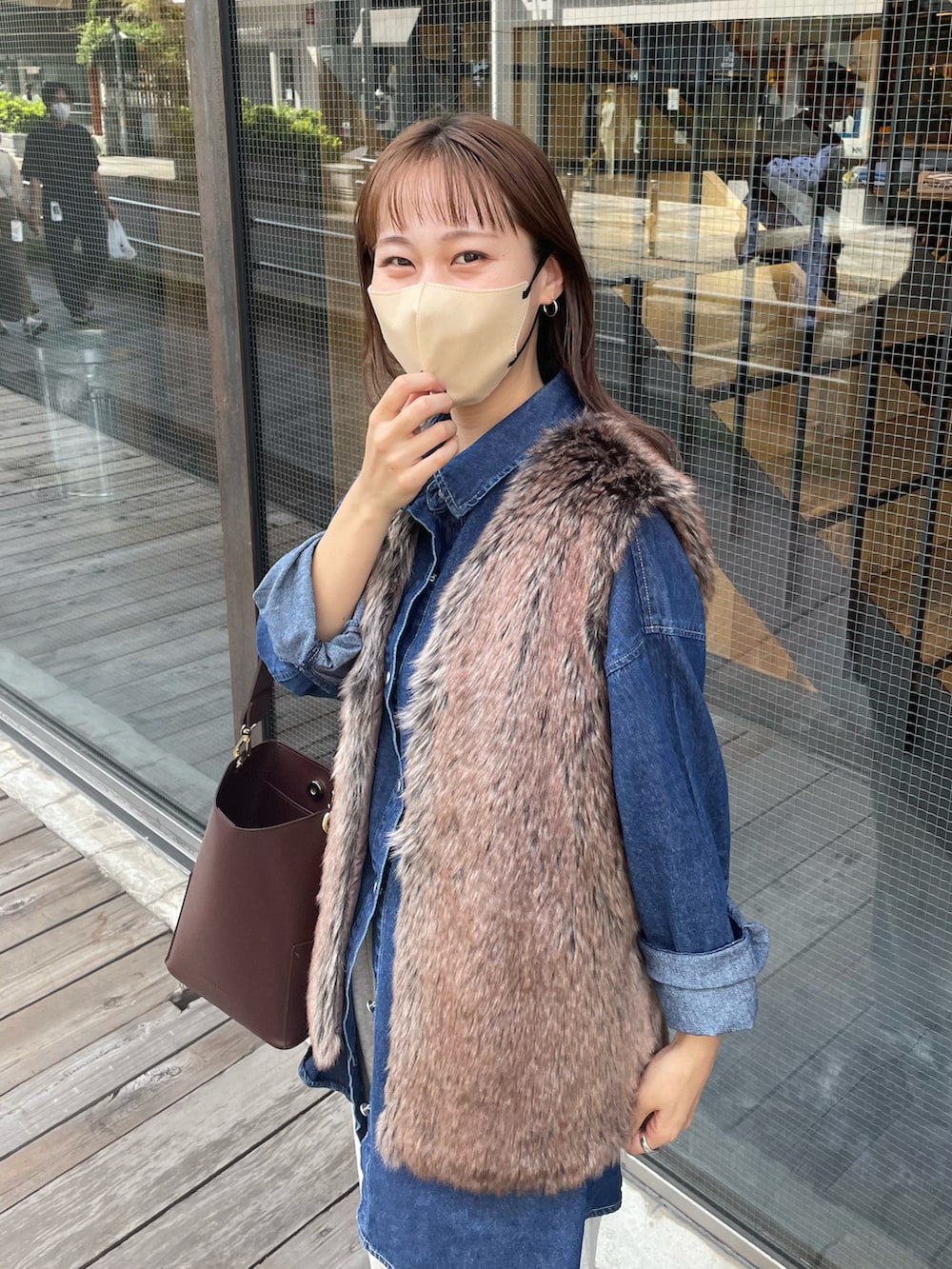 ホワイト系のスニーカー、グレー系のスウェットパンツ、ブルー系のシャツ/ブラウスを着用したレディースの秋コーディネートの5枚目の写真