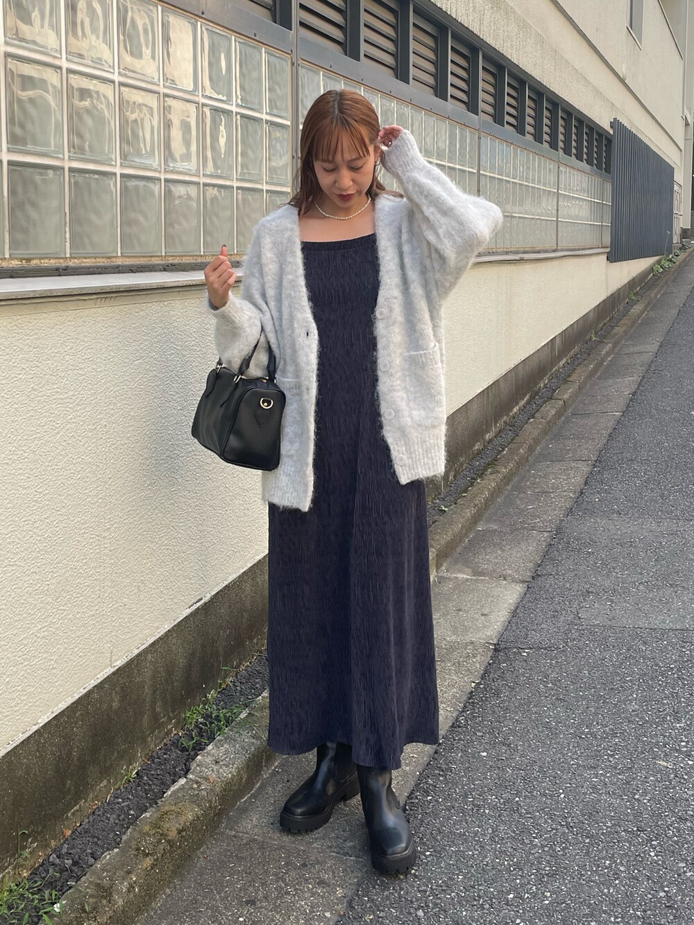 ブルー系のワンピース、グレー系のカーディガン/ボレロ、ブラック系のブーツを着用したレディースの秋コーディネートの3枚目の写真