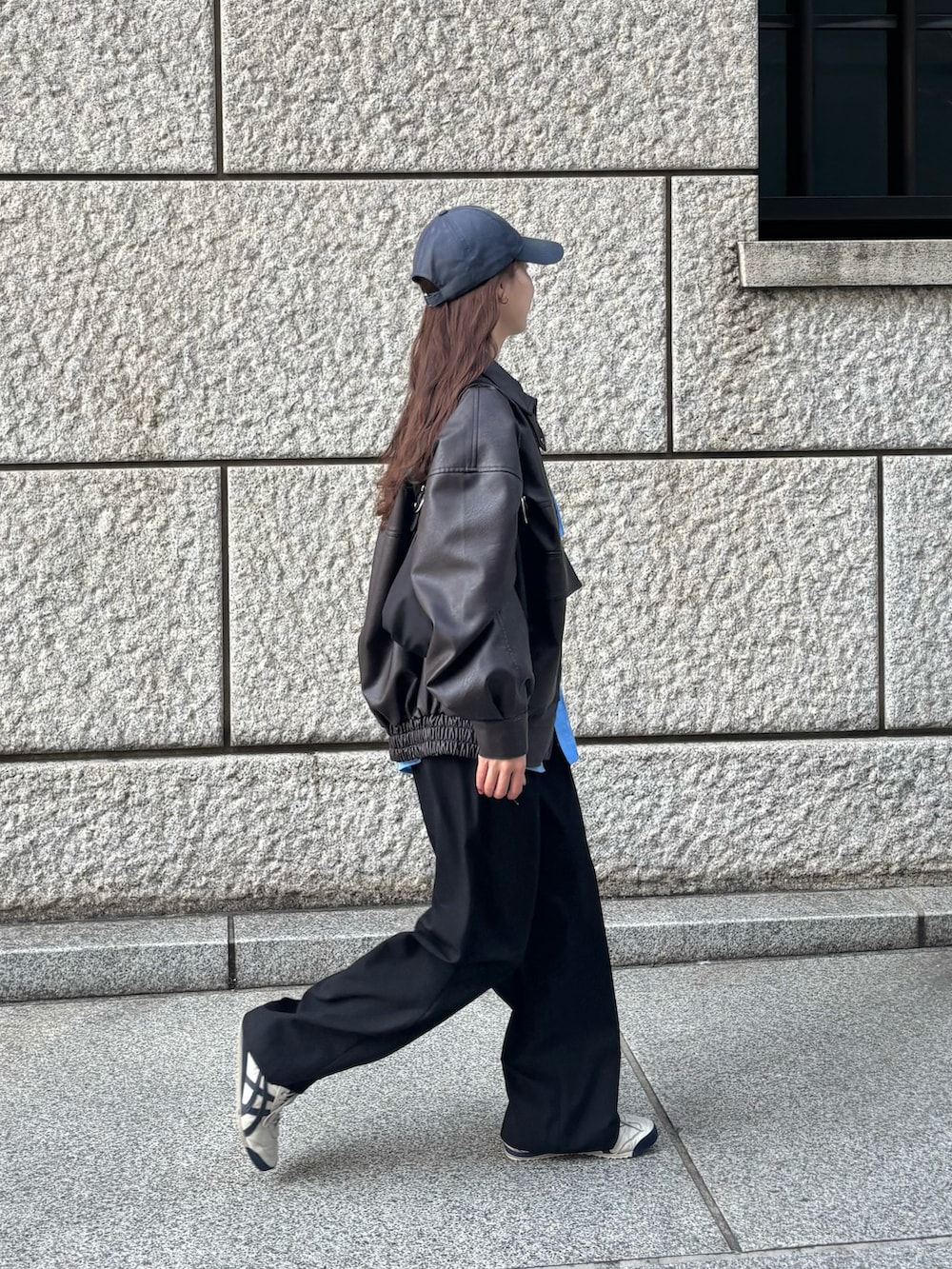 ブラック系のその他パンツ、ブラウン系のブルゾン、ブルー系のシャツ/ブラウスを着用したレディースの春コーディネートの2枚目の写真