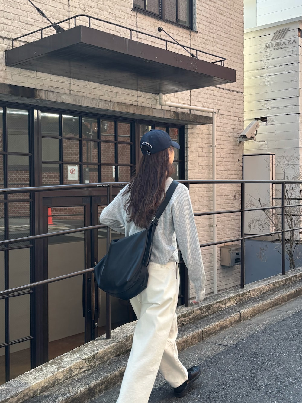 ホワイト系のその他パンツ、グレー系のカーディガン/ボレロ、ブラック系のショルダーバッグを着用したレディースの春コーディネートの5枚目の写真