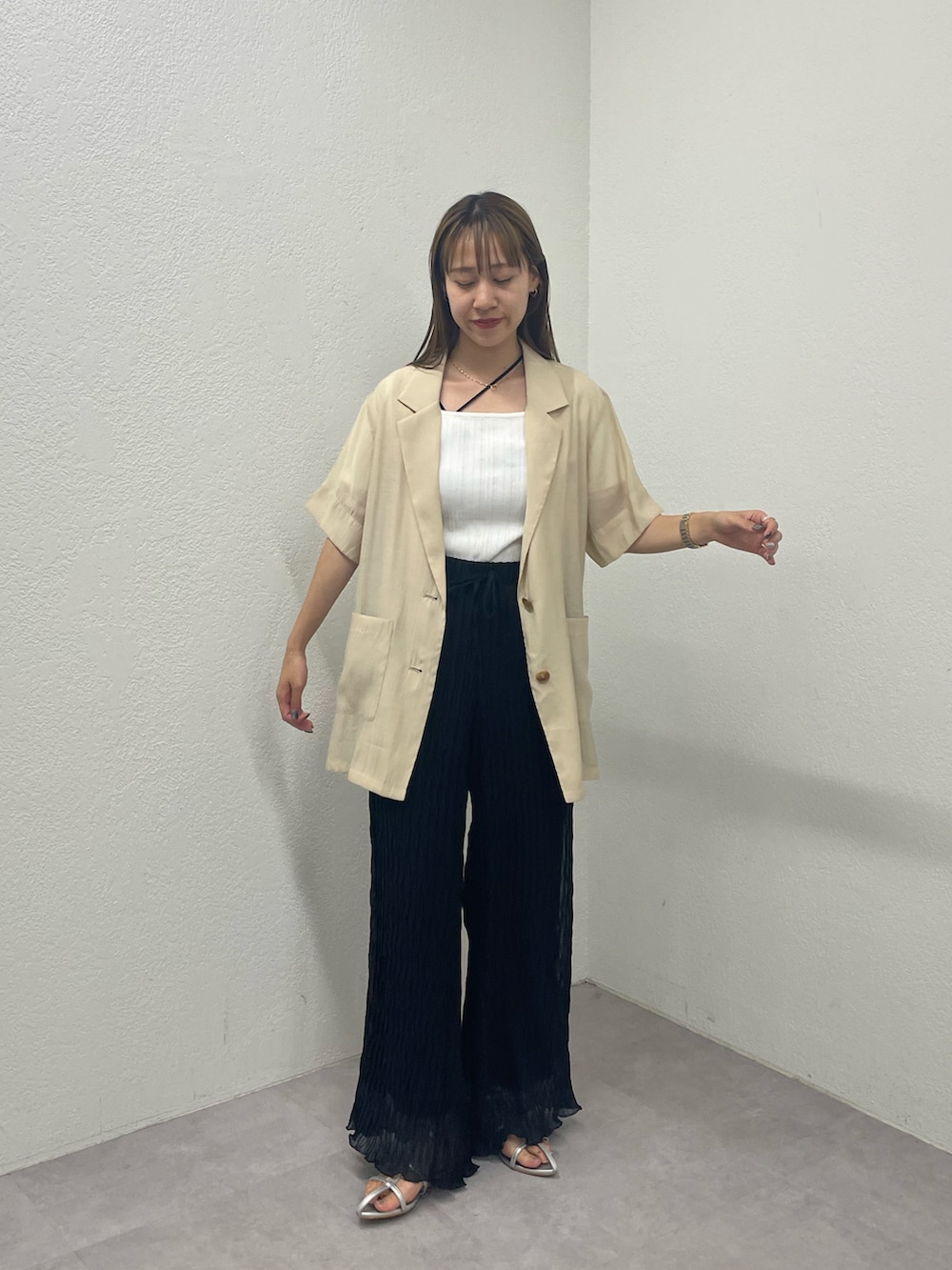 ブラック系のその他パンツ、シルバー系のサンダル、ホワイト系のTシャツ/カットソーを着用したレディースの夏コーディネートの2枚目の写真