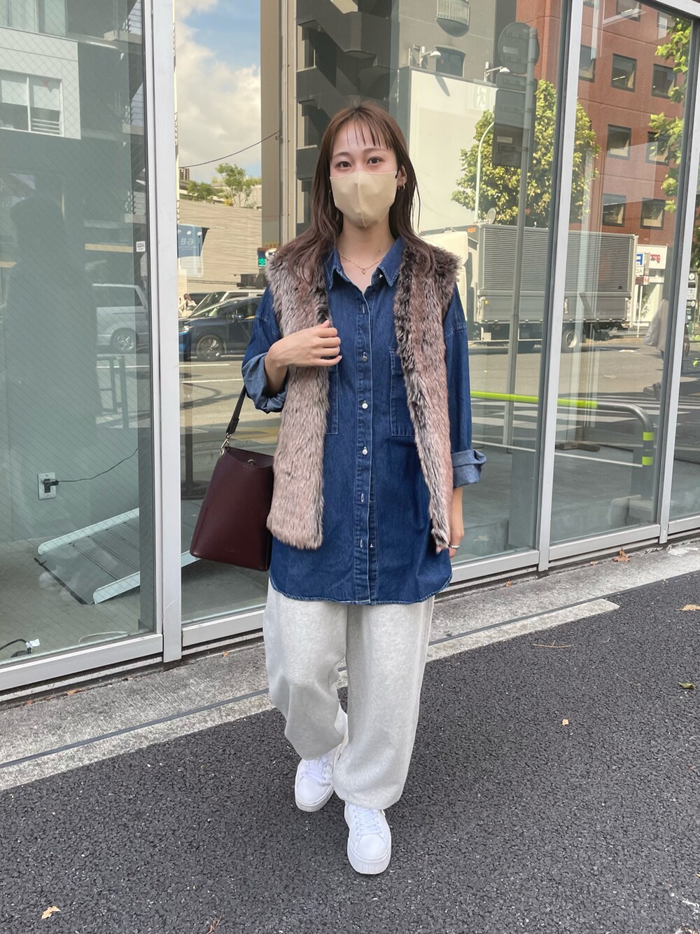 ホワイト系のスニーカー、グレー系のスウェットパンツ、ブルー系のシャツ/ブラウスを着用したレディースの秋コーディネートの4枚目の写真