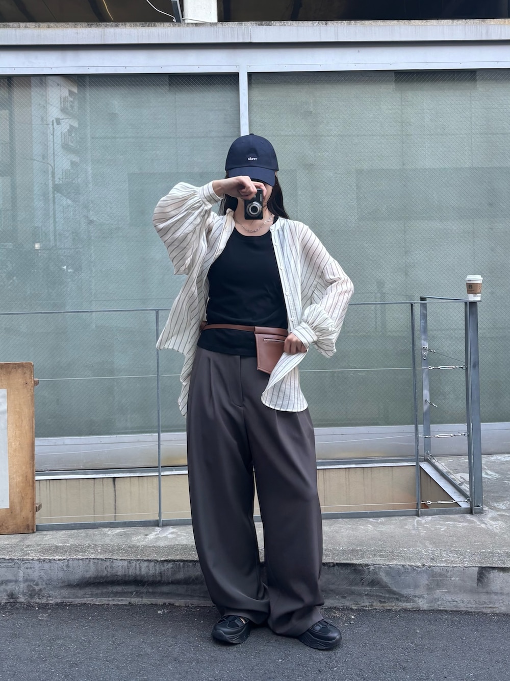 ホワイト系のシャツ/ブラウス、ブラウン系のボディバッグ/ウエストポーチ、ブラック系のTシャツ/カットソーを着用したレディースの春コーディネートの3枚目の写真