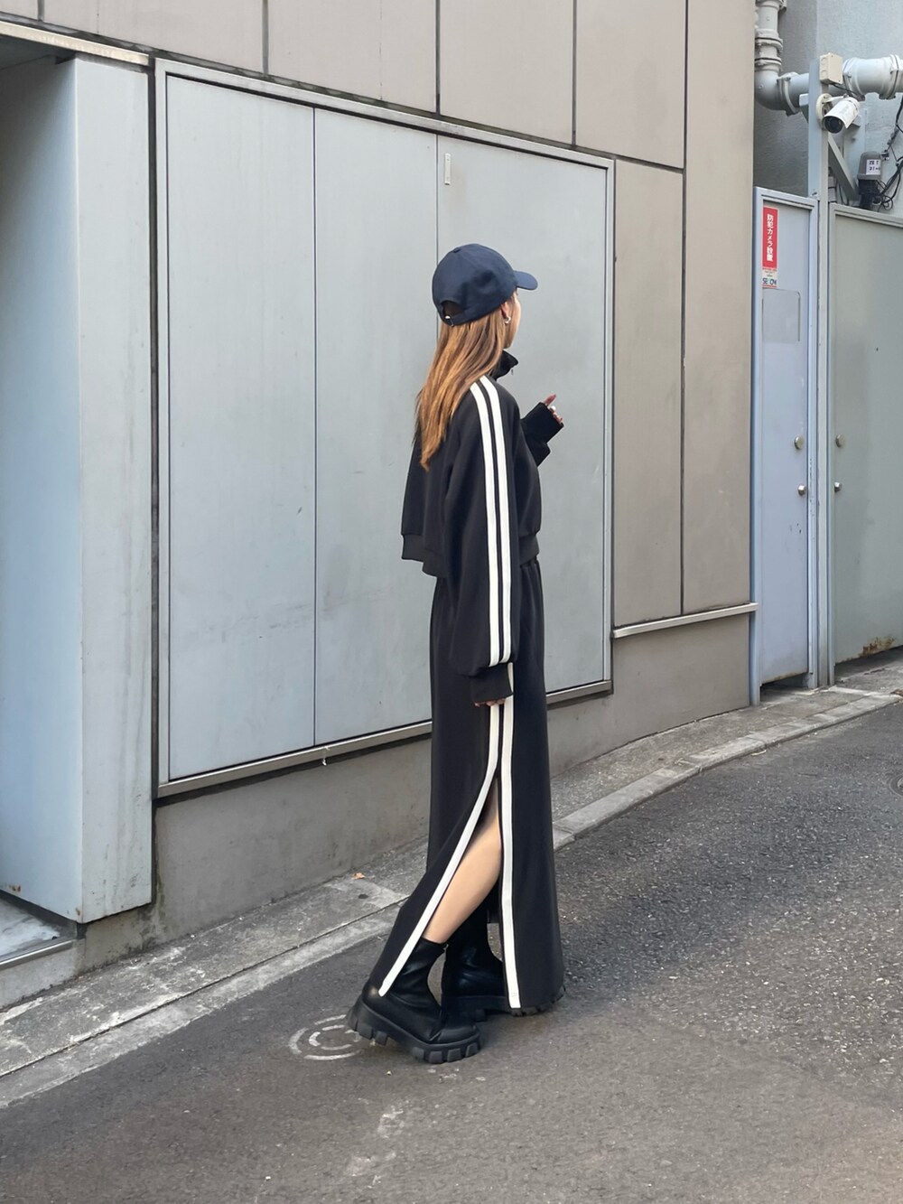 ブラック系のスカート、ブラック系のブーツ、ブラック系のジャケット/アウターを着用したレディースの夏コーディネートの3枚目の写真