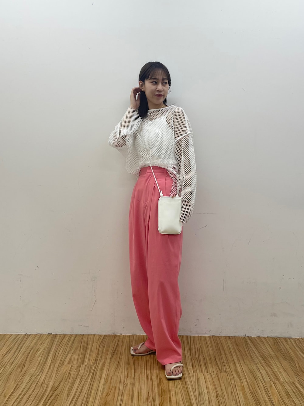 ピンク系のその他パンツ、ホワイト系のサンダル、ホワイト系のTシャツ/カットソーを着用したレディースの夏コーディネートの3枚目の写真