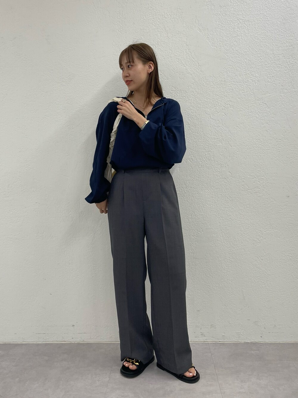 ホワイト系のショルダーバッグ、ブルー系のシャツ/ブラウス、グレー系のその他パンツを着用したレディースの春コーディネートの3枚目の写真