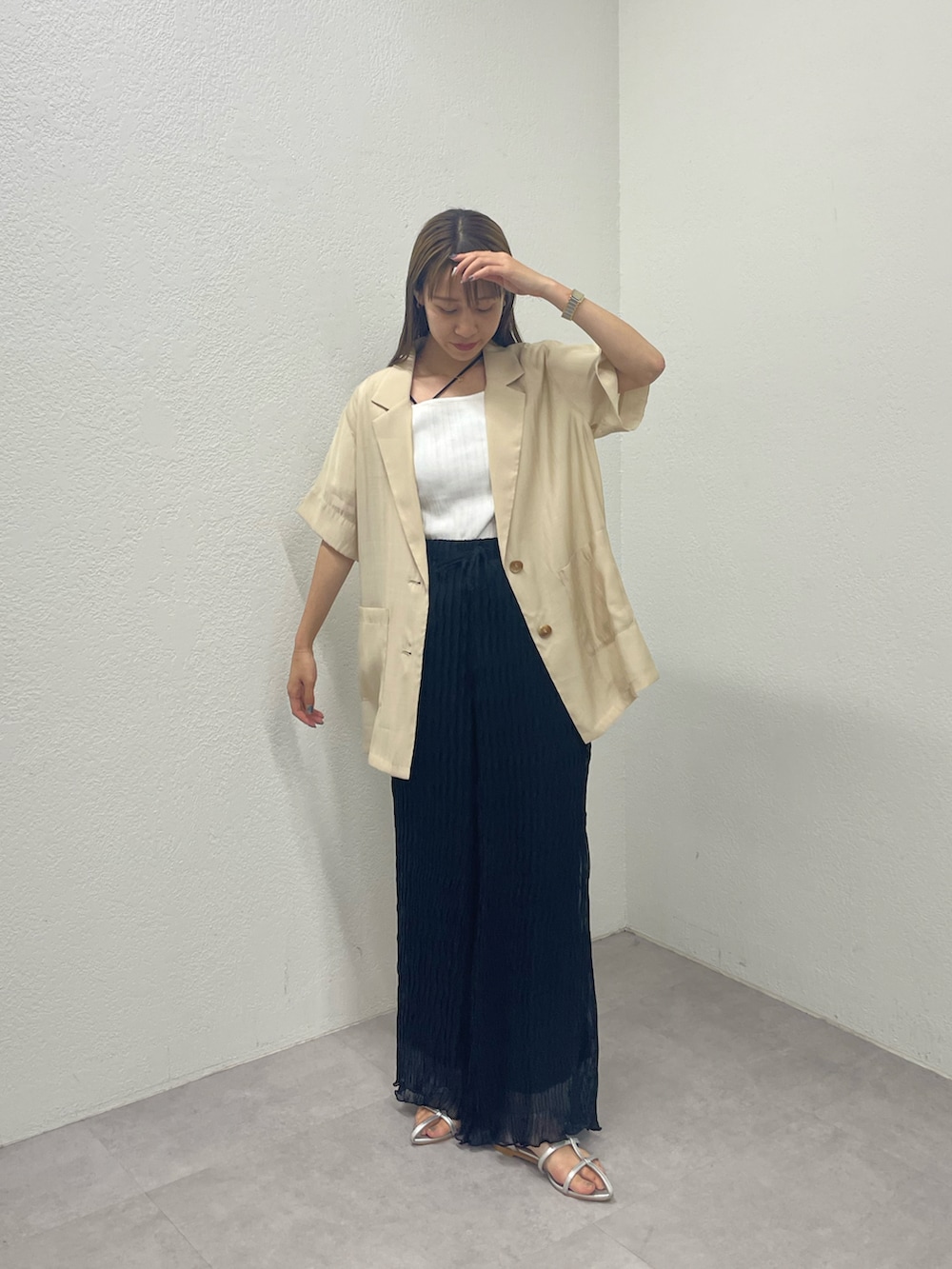 ブラック系のその他パンツ、シルバー系のサンダル、ホワイト系のTシャツ/カットソーを着用したレディースの夏コーディネートの3枚目の写真