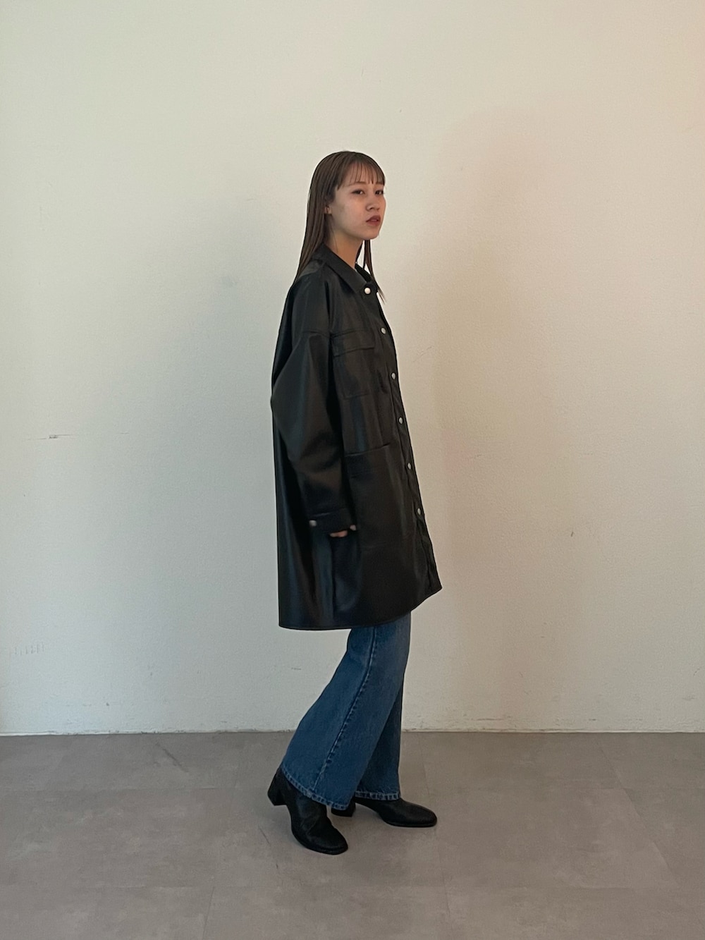 ブラック系のブーツ、ブルー系のデニムパンツ、ホワイト系のTシャツ/カットソーを着用したレディースの夏コーディネートの4枚目の写真