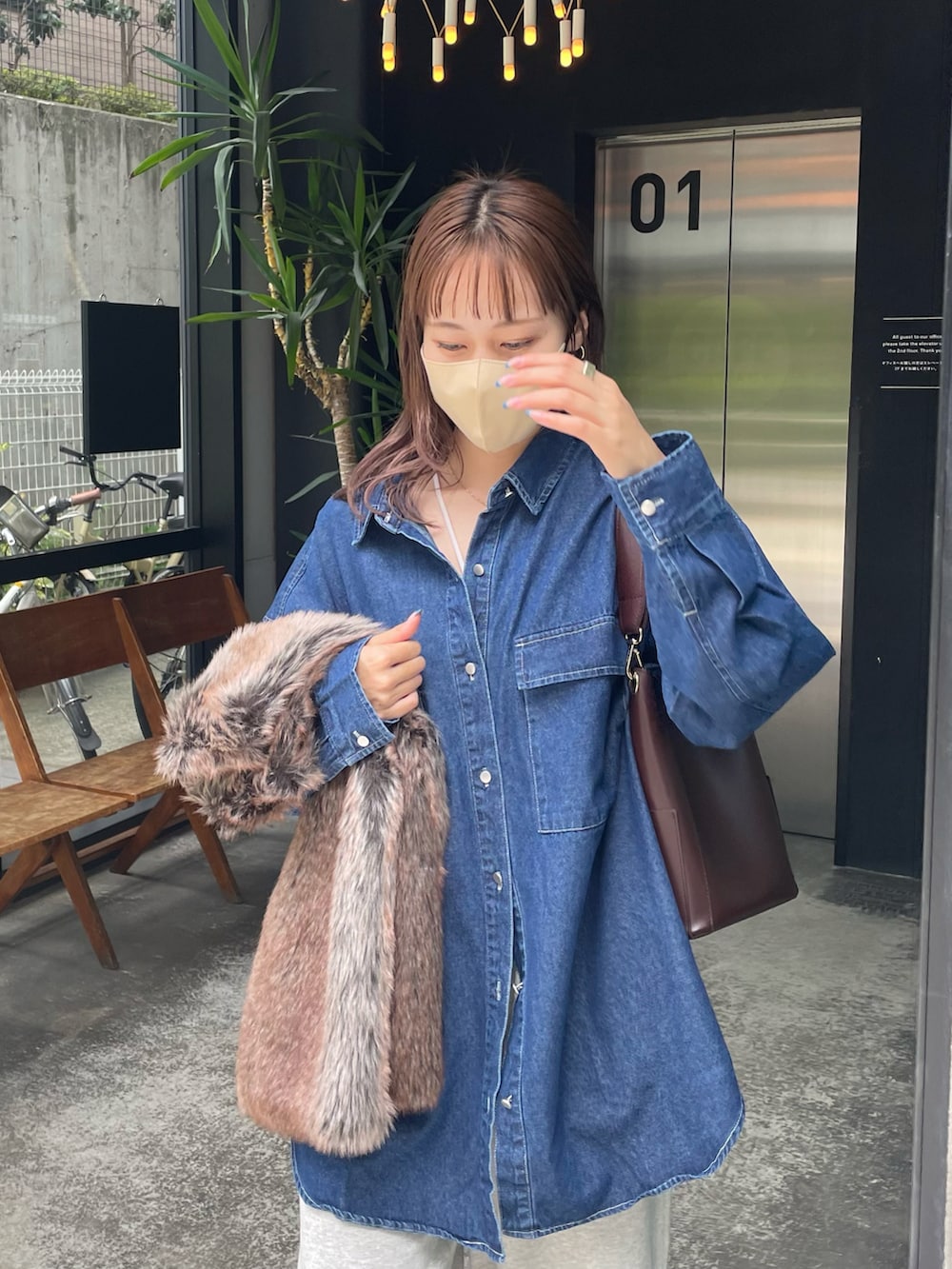 ホワイト系のスニーカー、グレー系のスウェットパンツ、ブルー系のシャツ/ブラウスを着用したレディースの秋コーディネートの2枚目の写真