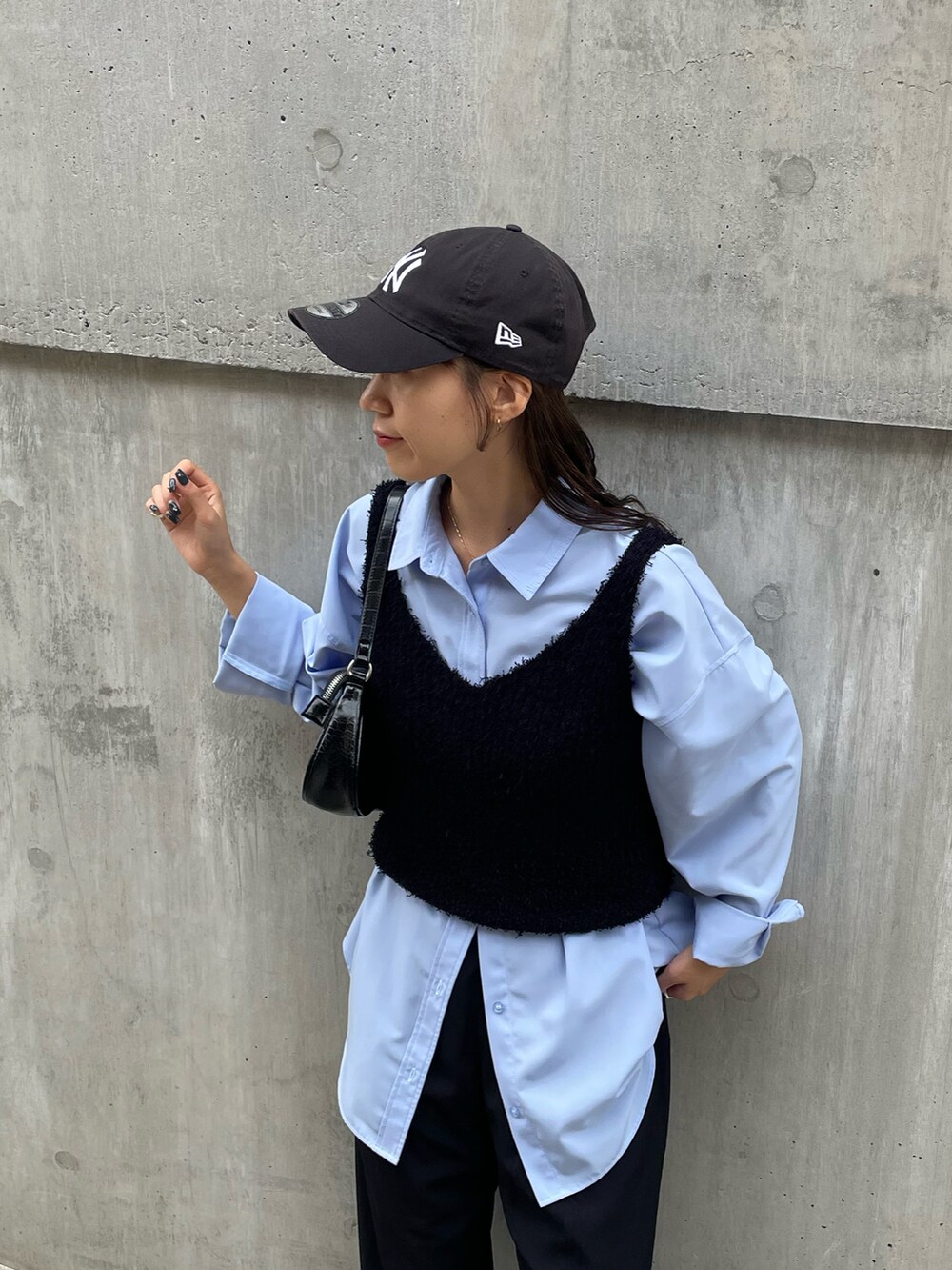 ブルー系のシャツ/ブラウス、ホワイト系のスニーカー、ブラック系のショルダーバッグを着用したレディースの秋コーディネートの2枚目の写真