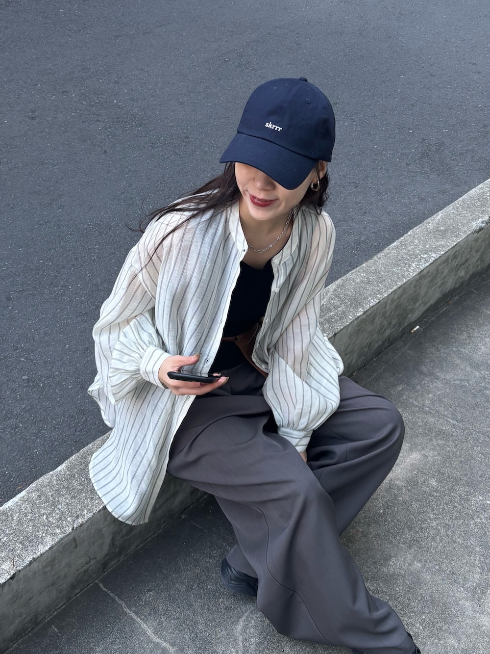 ホワイト系のシャツ/ブラウス、ブラウン系のボディバッグ/ウエストポーチ、ブラック系のTシャツ/カットソーを着用したレディースの春コーディネートの2枚目の写真