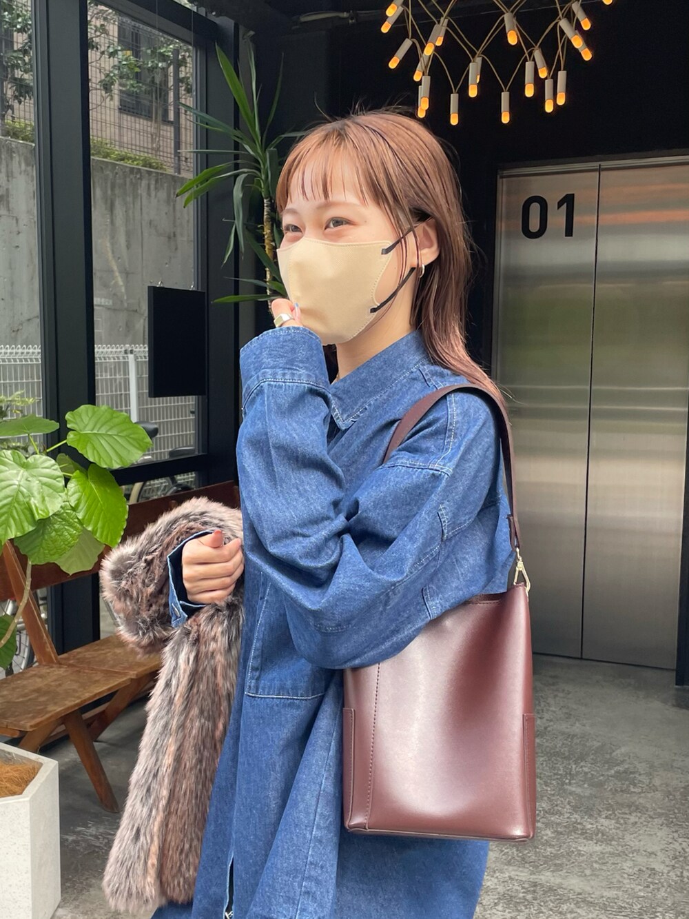 ホワイト系のスニーカー、グレー系のスウェットパンツ、ブルー系のシャツ/ブラウスを着用したレディースの秋コーディネートの3枚目の写真