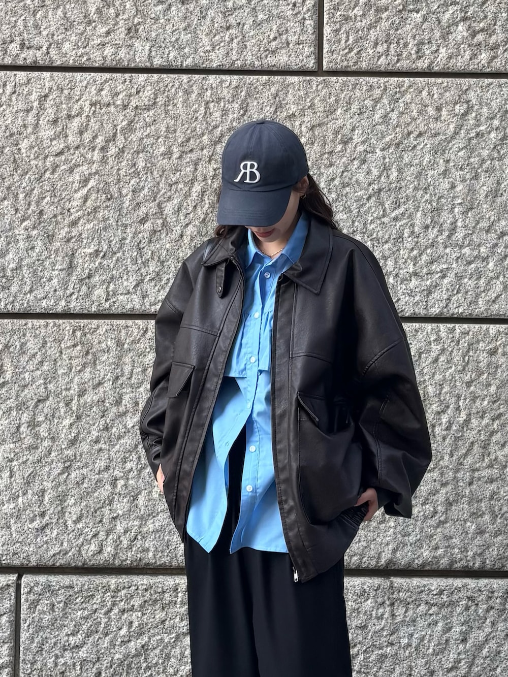 ブラック系のその他パンツ、ブラウン系のブルゾン、ブルー系のシャツ/ブラウスを着用したレディースの春コーディネートの3枚目の写真