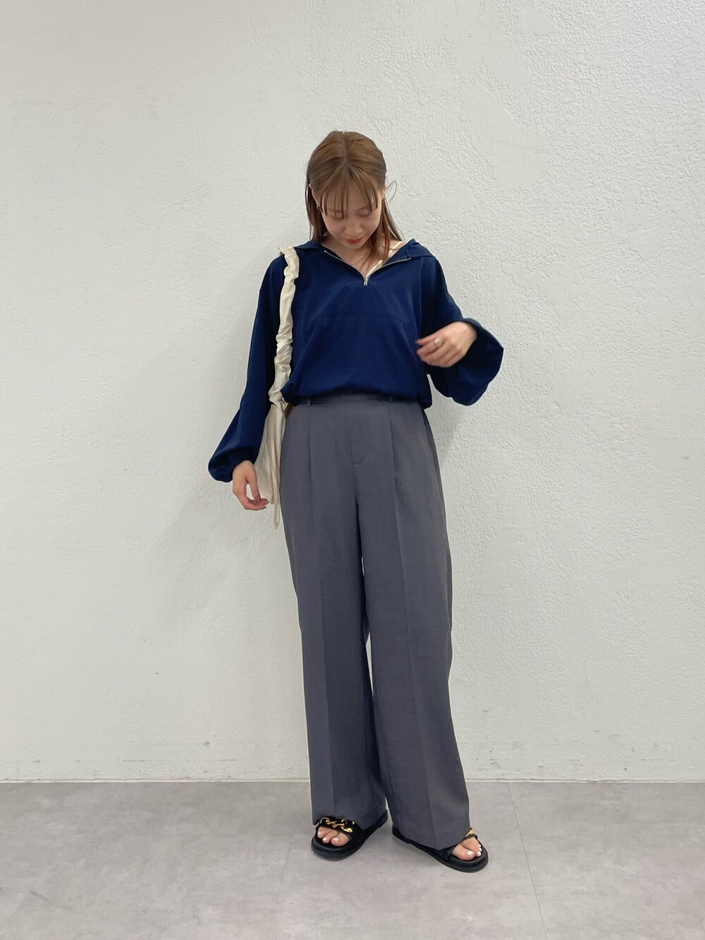 ホワイト系のショルダーバッグ、ブルー系のシャツ/ブラウス、グレー系のその他パンツを着用したレディースの春コーディネートの4枚目の写真