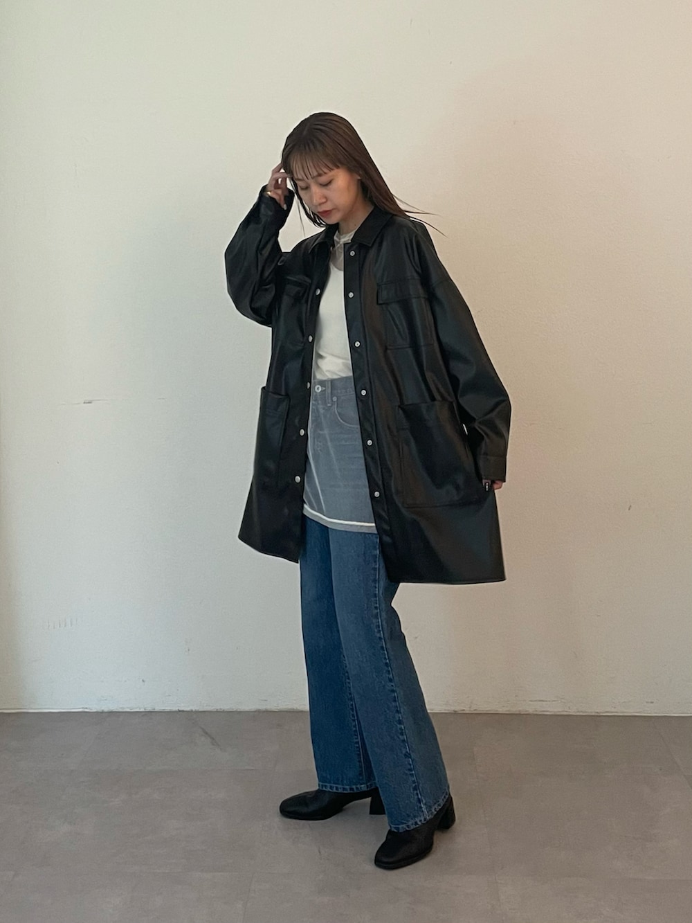 ブラック系のブーツ、ブルー系のデニムパンツ、ホワイト系のTシャツ/カットソーを着用したレディースの夏コーディネートの3枚目の写真